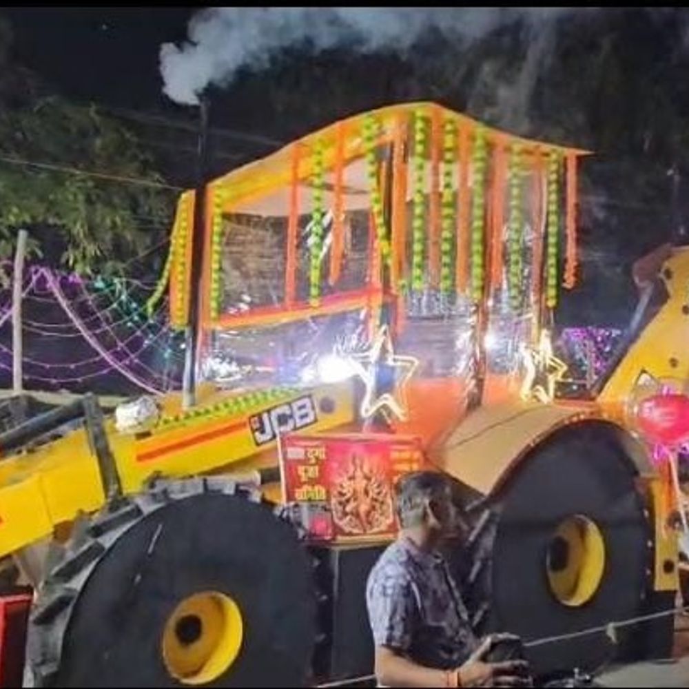 अंबेडकरनगर में बुलडोजर थीम वाला दुर्गा पंडाल बना आकर्षण:चालक ने तैयार किया, नवरात्र पर उमड़ रही श्रद्धालुओं की भीड़