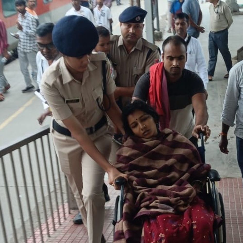 चलती ट्रेन में गर्भवती महिला को ब्लीडिंग, मिसकैरेज की आशंका:कटिहार में RPF की ‘मेरी सहेली’ टीम ने बचाई जान, सदर अस्पताल में इलाज जारी