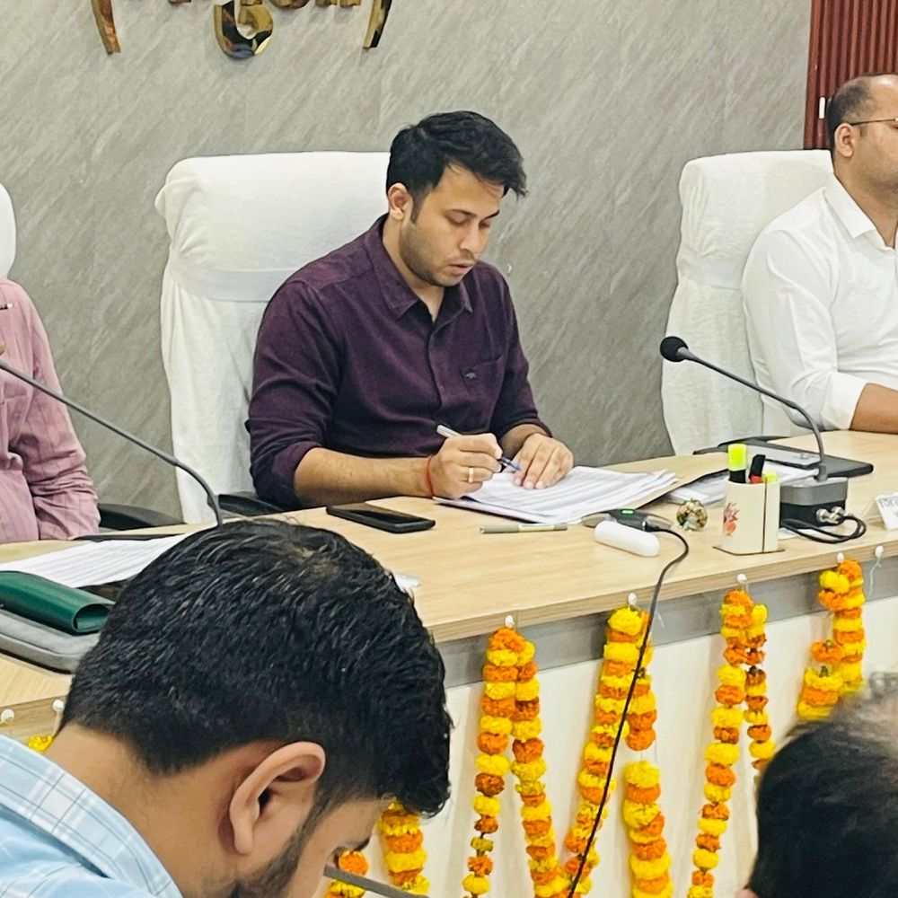5 बंद आधार केंद्र तुरंत शुरू करने के निर्देश:कैमूर में दुर्गापूजा-छठ घाटों का होगा सत्यापन, 40 स्कूलों में शौचालय निर्माण जल्द होगा पूरा