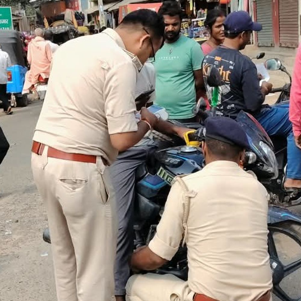 कटिहार में 4.96 लाख रुपए का चालान कटा:बस्तौल चौक और रोशना में चेकिंग, बिना हेलमेट-सीट बेल्ट वालों पर कार्रवाई