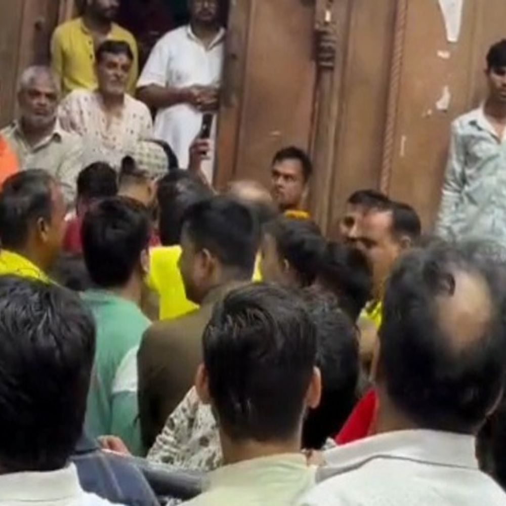 बांके बिहारी मंदिर में चले लात घूंसे:निजी सुरक्षा कर्मी और श्रद्धालुओं में हुआ टकराव, मौके पर मची अफरा तफरी