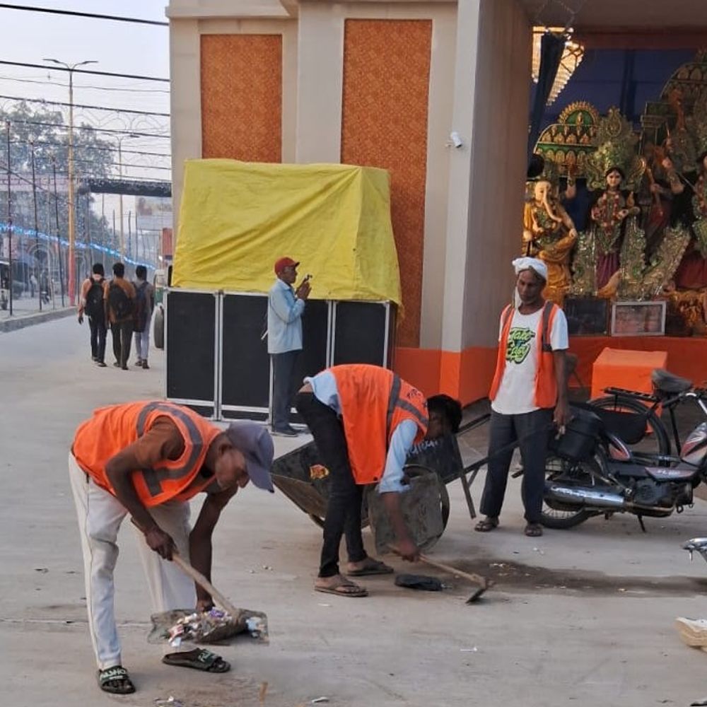 नगर निगम ने दुर्गा पूजा पंडालों के पास सफाई कराई:कल्याण सिंह वार्ड में कचरा हटाकर चूना छिड़का, लोग खुश
