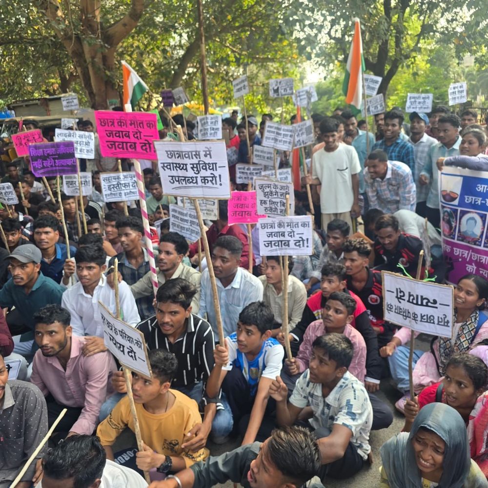 सुकमा में आश्रम छात्रावासों की बदहाली पर छात्रों का प्रदर्शन:कलेक्ट्रेट गेट पर हंगामा किया, कलेक्टर के सामने रखी भोजन, स्वास्थ्य व्यवस्था समेत 7 मांगें