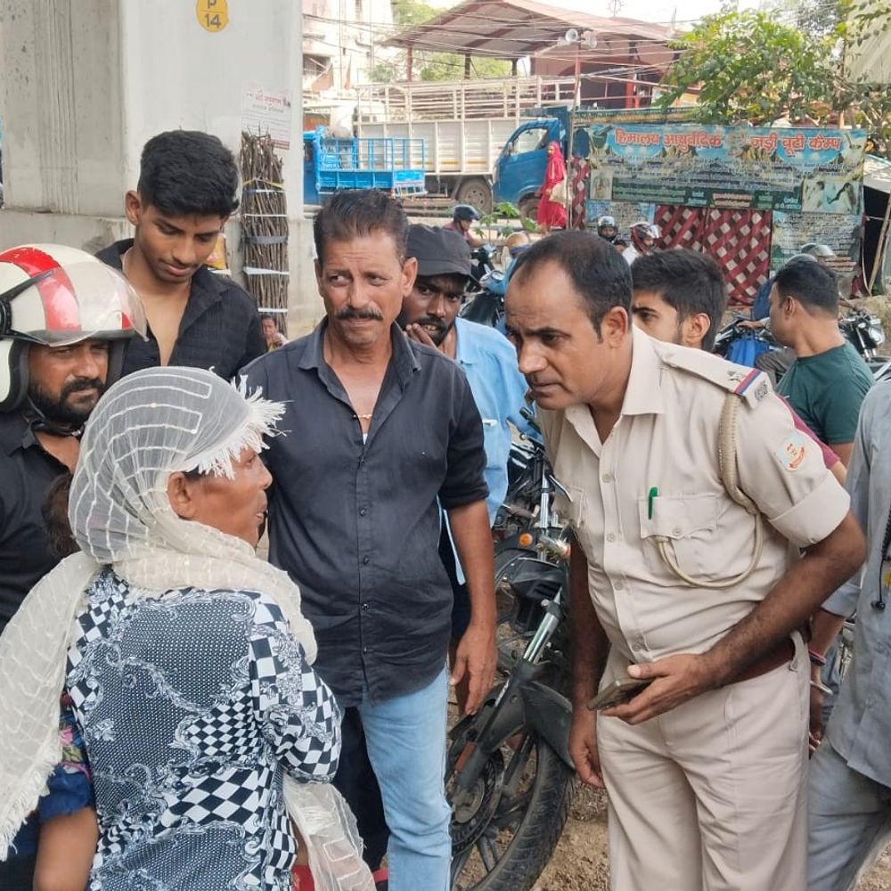 महिला ने बच्चे संग नदी में कूदने का किया प्रयास:राहगीरों ने बचाया, पारिवारिक विवाद से थी परेशान; पुलिस कर रही जांच