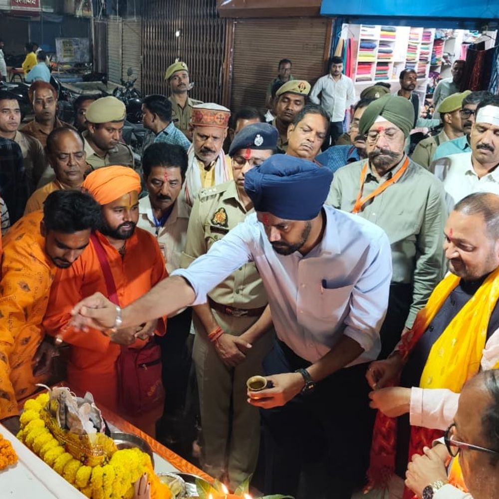 सुल्तानपुर में दुर्गा पूजा महोत्सव को लेकर प्रशासन अलर्ट:केंद्रीय दुर्गा पूजा सुरक्षा संगठन कैम्प का डीएम-एसपी ने किया शुभारंभ