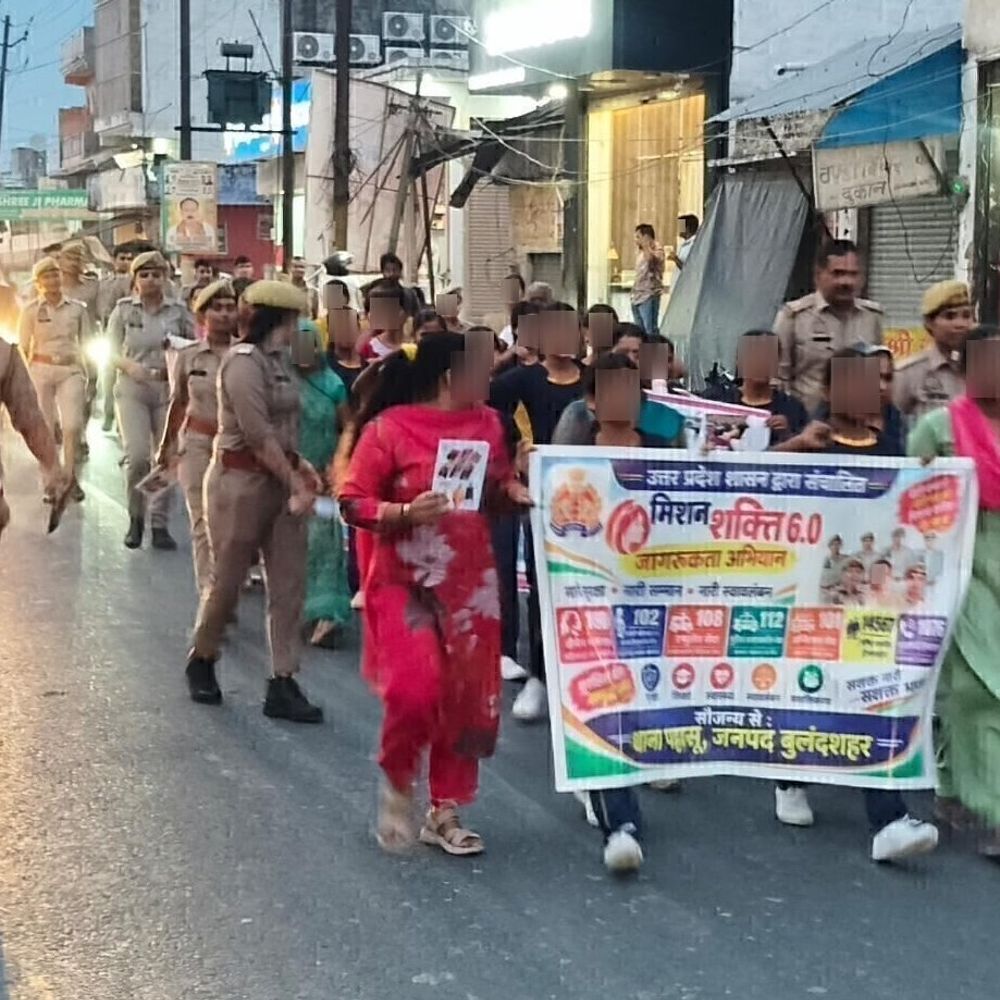 बुलंदशहर में मिशन शक्ति पैदल गश्त:पुलिस अधिकारियों ने संभाला मोर्चा, नारी सुरक्षा व्यवस्था का लिया जायजा