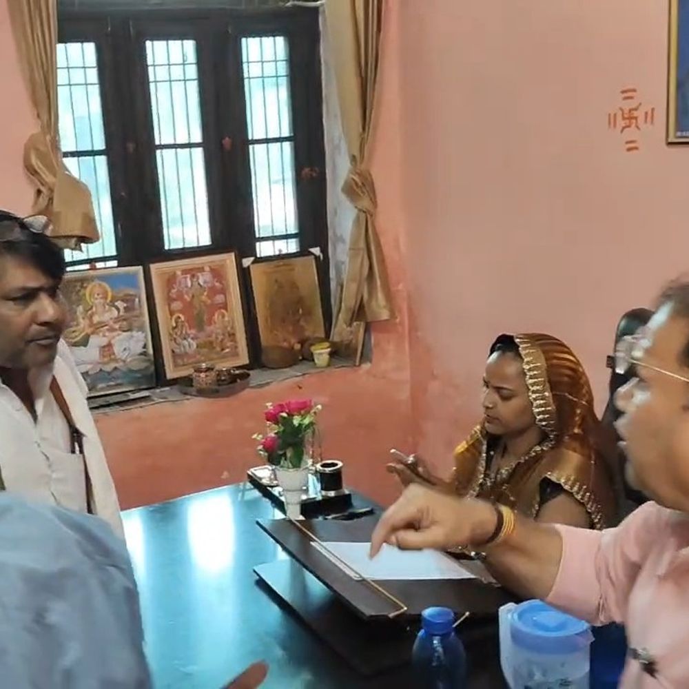 सपोटरा नगरपालिका में वेतन विवाद, सफाई कर्मचारियों का कार्य बहिष्कार:ऑटो टीपर की चाबी को लेकर EO से हुई कहासुनी
