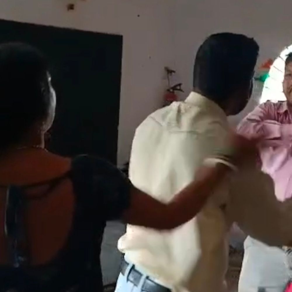 लखीसराय में छात्रा से मारपीट का वीडियो वायरल:पैरेंट्स से भिड़ंत के बाद टीचर ने हाथ जोड़कर मांगी माफी