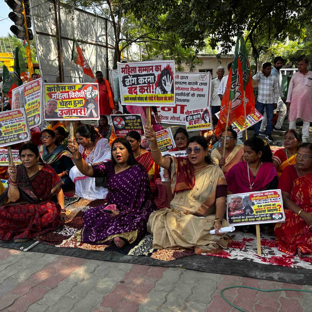 महिला अपमान पर भाजपा महिला मोर्चा का प्रोटेस्ट:मोतिहारी में राहुल गांधी और बिमौल अकोईजाम के खिलाफ दिया धरना
