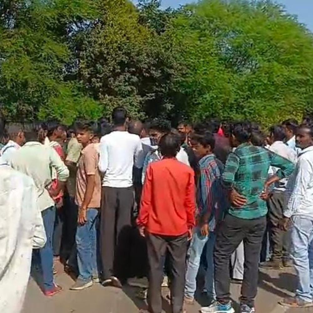 ललितपुर हाईवे 44 पर वाहन चालकों ने लगाया जाम:अधिकारी पर परेशान करने का आरोप, 5 किमी लंबी लाइन लगी