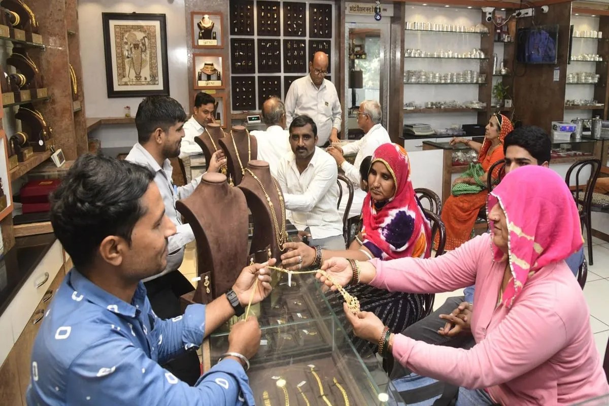 बाजारों में फेस्टिव सीजन की रौनक, लुभा रहे ऑफर