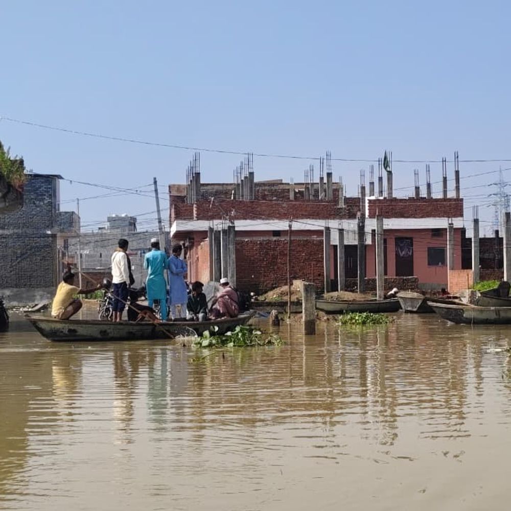 उन्नाव में गंगा का जलस्तर खतरे के निशान के करीब:सिर्फ 9 सेमी दूर; 112.91 मीटर पहुंचा पानी, तटीय मोहल्लों के घरों में घुसा; छतों पर रह रहे लोग