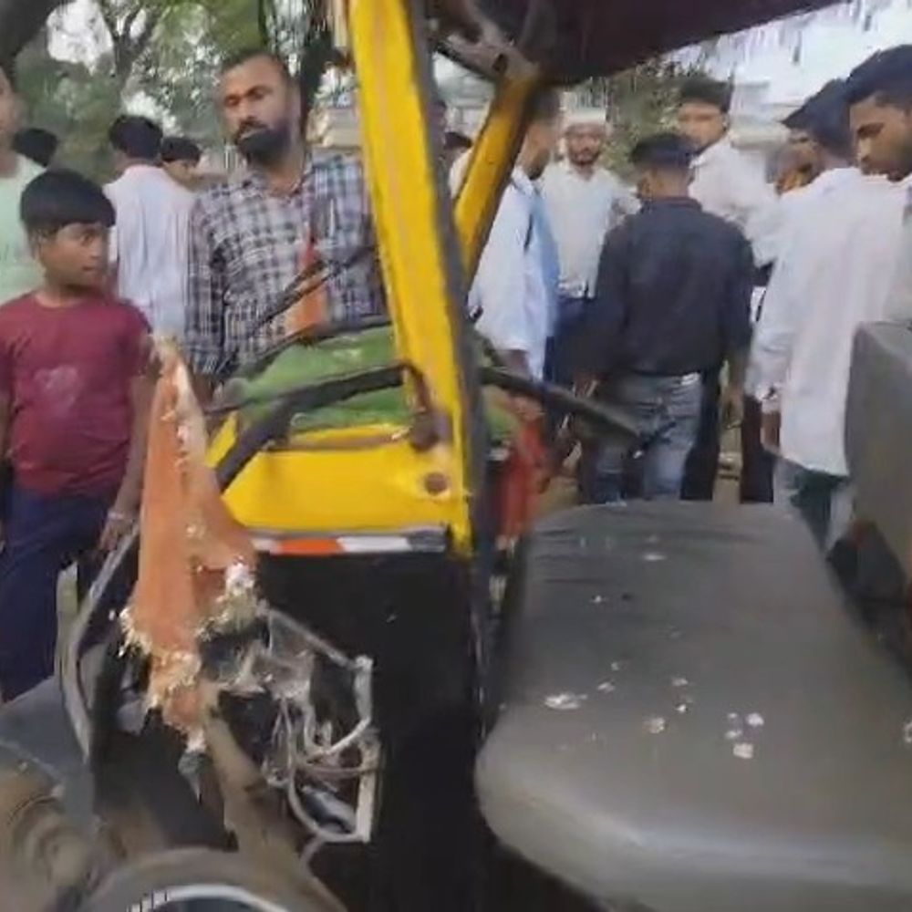 मऊगंज में रेस लगा रही बाइक ऑटो से भिड़ी:दूसरा बाइक सवार मौके से भागा, दो घायल रीवा रेफर