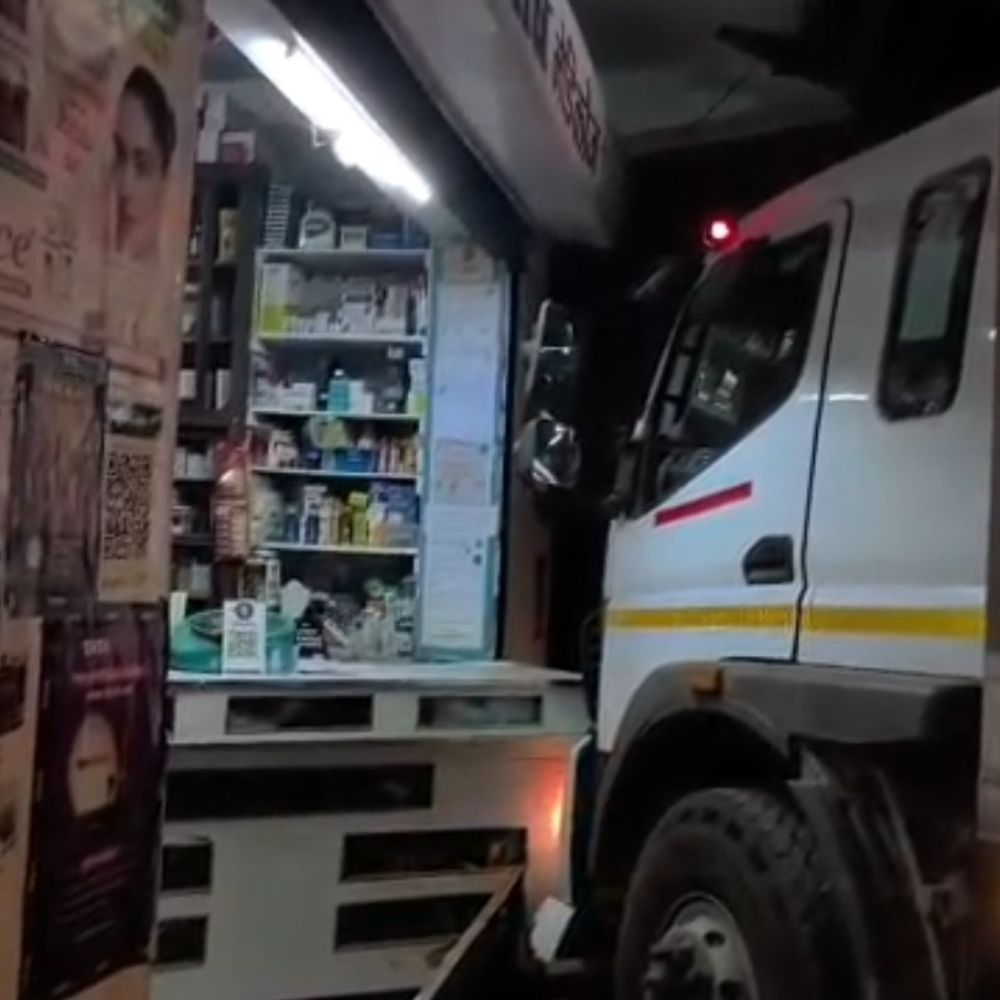 दीवार तोड़कर मेडिकल दुकान में घुसा कंटेनर:हादसे के वक्त कोई ग्राहक या राहगीर मौजूद नहीं था, वाहन नागपुर से सिवनी जा रहा था