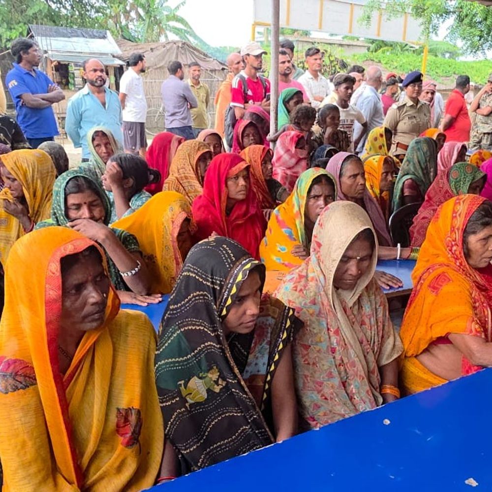 बाढ़ पीड़ितों के बीच पहुंचीं जिला न्यायाधीश, बांटी राहत सामग्री:200 से ज्यादा परिवारों को मिली मदद, विधिक सहायता का भी दिया भरोसा