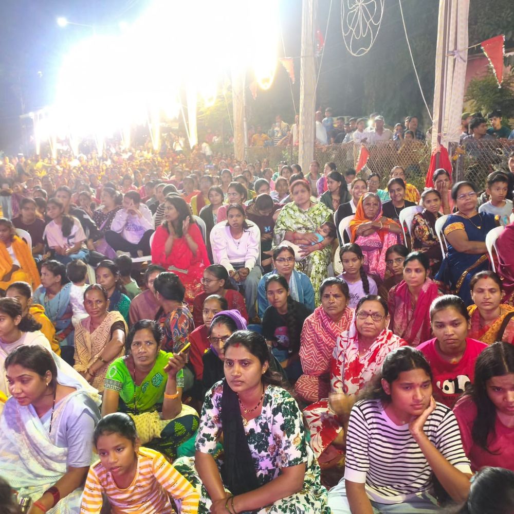 झांसी रानी चौक पर देवी जागरण में भक्तिगीतों की प्रस्तुति:मां के गीतों से लेकर भगवान राम और हनुमान के भजनों ने बांधा समां, देर रात जमें रहे श्रद्धालु