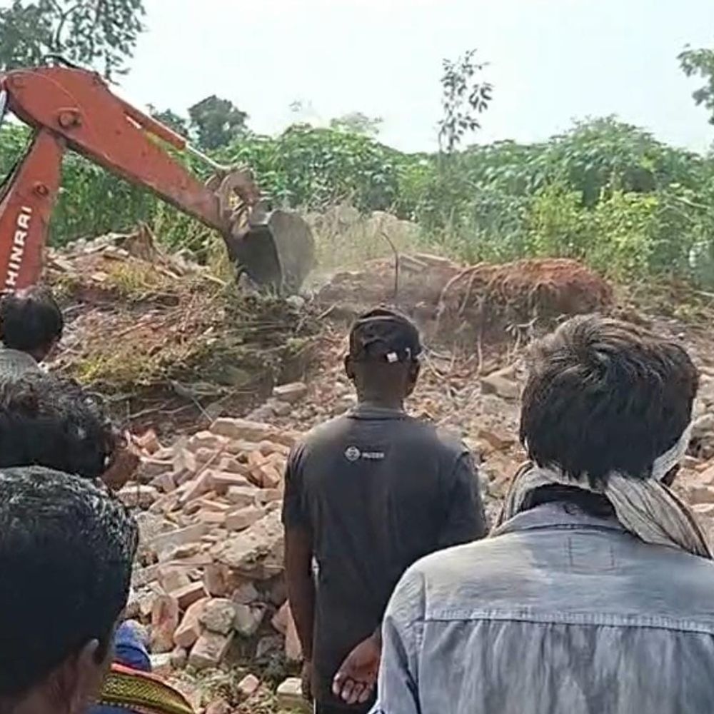 कटिहार में जर्जर इमारत गिरी, 2 JCB से मलबा हटाया:नगर थाना क्षेत्र के अडगड़ा चौक पर हादसा, फायर ब्रिगेड मौके पर