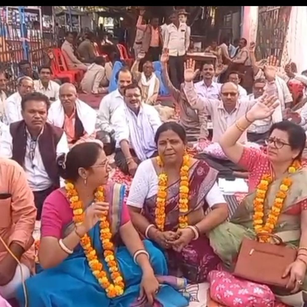 संविलियन के आदेश तक धरने पर रहेंगे शिक्षक:सतना के धवारी चौराहे पर तीसरे दिन भी प्रदर्शन जारी