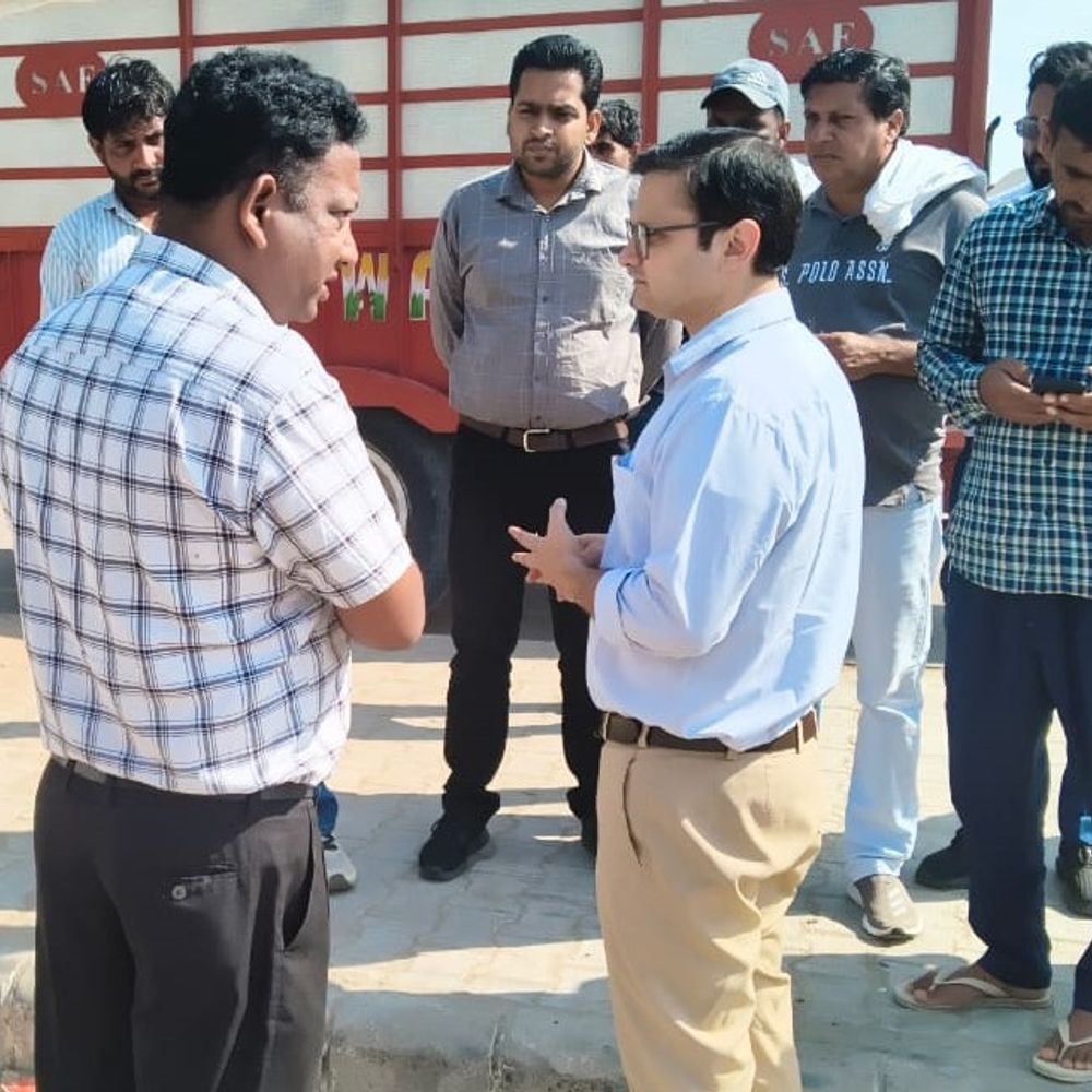 एसडीएम ने लिया टोहाना मंडी में धान खरीद का जायजा:जांच के बाद ही गेटपास जारी करने के निर्देश, बोले- अनाधिकृत वाहन को न दे एंट्री