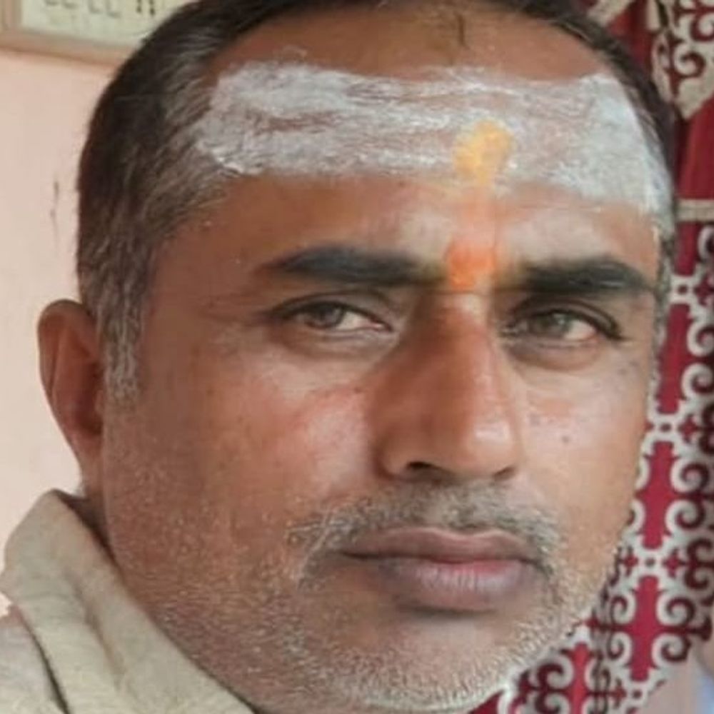 ब्रेकर बनाने के विवाद में RSS कार्यकर्ता की हत्या:देवरिया में पड़ोसियों ने लाठी-डंडों से पीटा, अस्पताल ले जाते समय तोड़ा दम