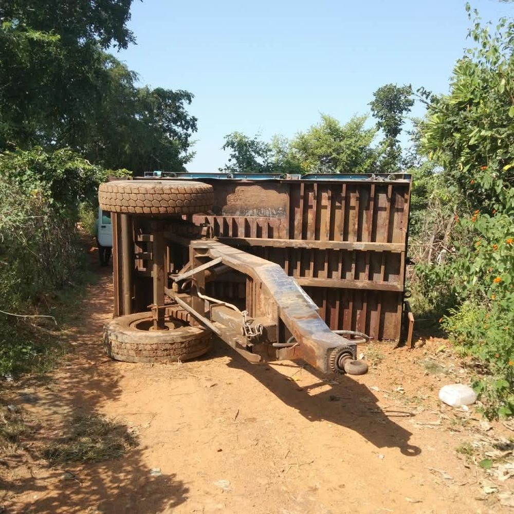 टीकमगढ़ में अवैध रेत खनन पर कार्रवाई, 3 ट्रैक्टर-ट्रॉली जब्त:ठेका निरस्त होने के बाद भी जारी था उत्खनन, एक डीजल पंप भी नष्ट