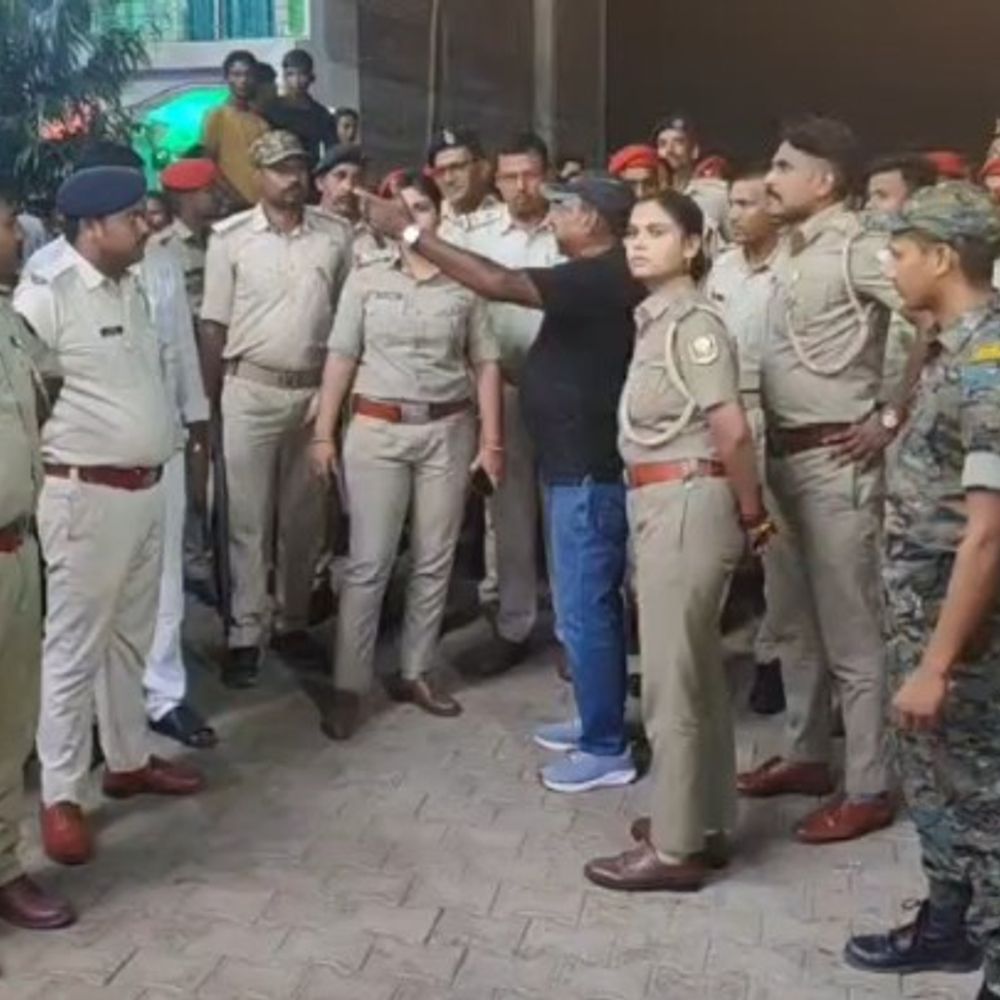 तेतरहाट पुलिस ने दुर्गा पूजा को लेकर किया फ्लैग मार्च:10 किमी तक गश्त किया, लोगों से शांति से त्योहार मनाने की अपील