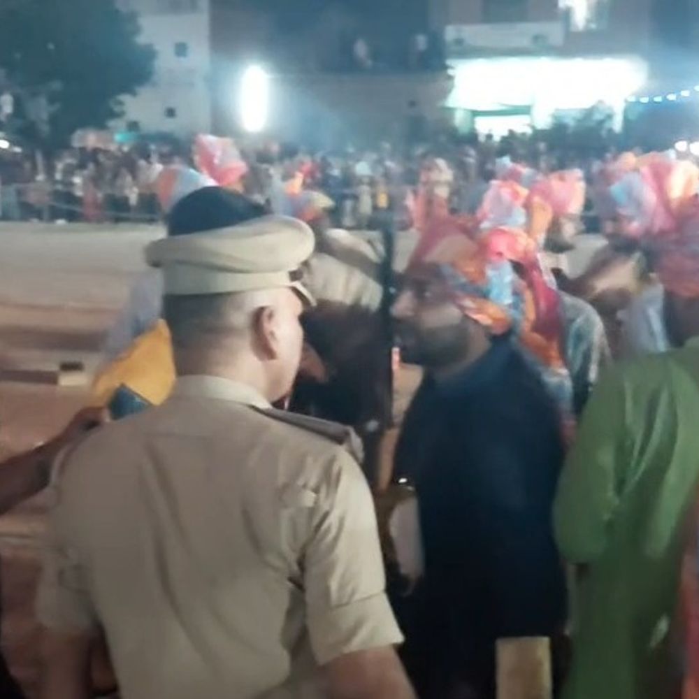 आतिशबाजी के दौरान बैरिकेडिंग में घुसे लोग:पुलिस से नोकझोंक; एक घंटे लगा रहा जाम; एक लाख की आतिशबाजी जलाई