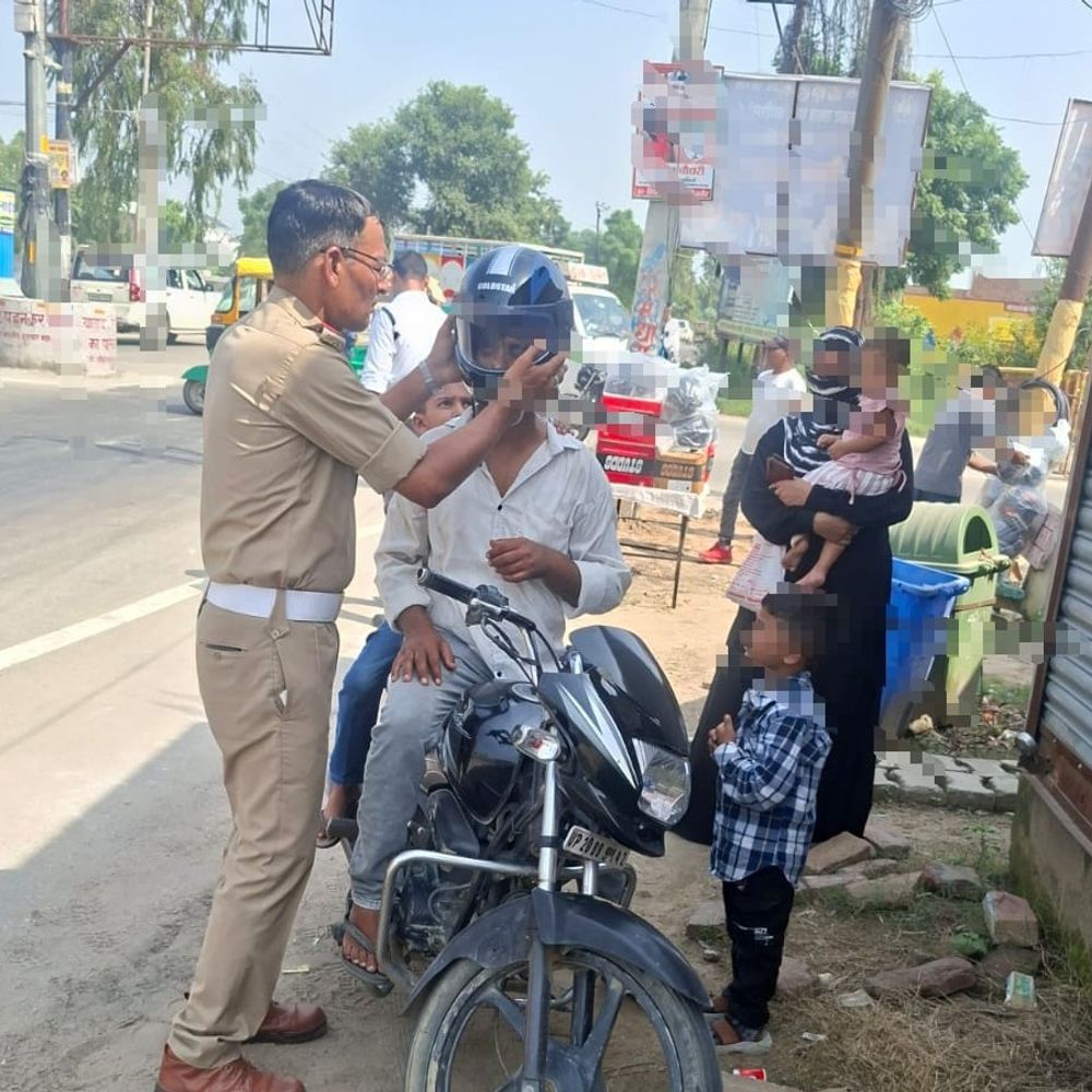 बाइक चालकों ने खरीदा हेलमेट:बिजनौर में पुलिस ने चालान की जगह हेलमेट पहनने को किया प्रेरित