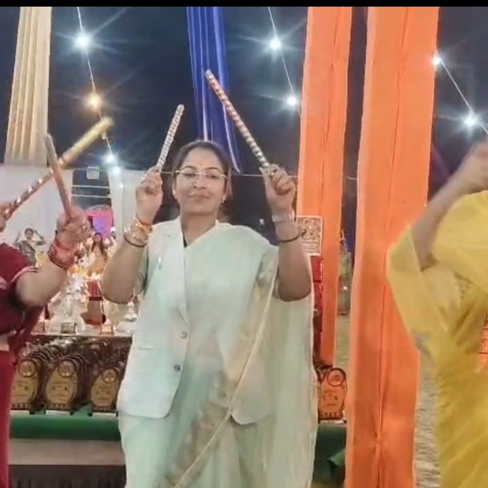 राज्यमंत्री प्रतिमा बागरी ने प्रतिभागियों के साथ किया डांडिया:सतना के कोठी में गरबा महोत्सव, समर्थकों ने बढ़ाया उत्साह