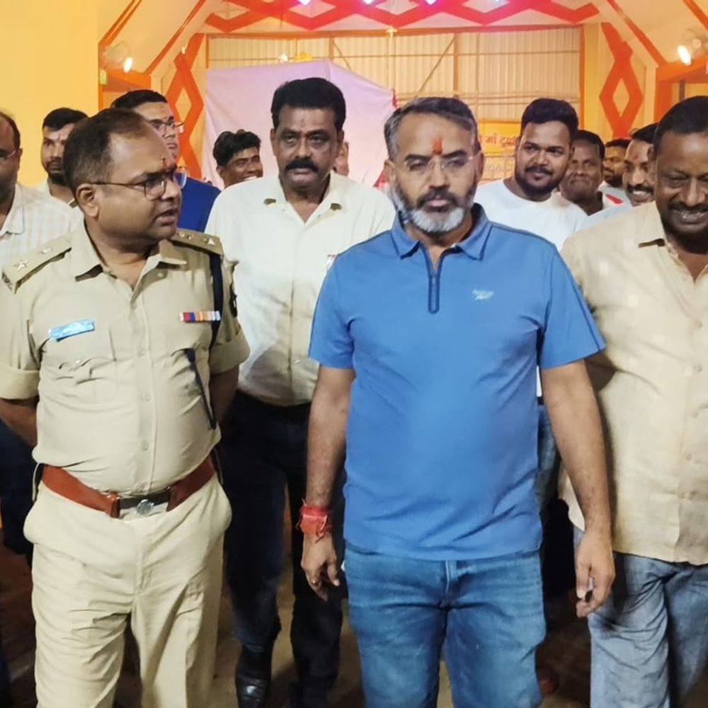 गिरिडीह में DC-SP ने दुर्गा पूजा पंडालों का निरीक्षण किया:एंट्री-एग्जिट गेट से सीसीटीवी तक की जांच, शांति और सौहार्द के साथ त्योहार मनाने की अपील