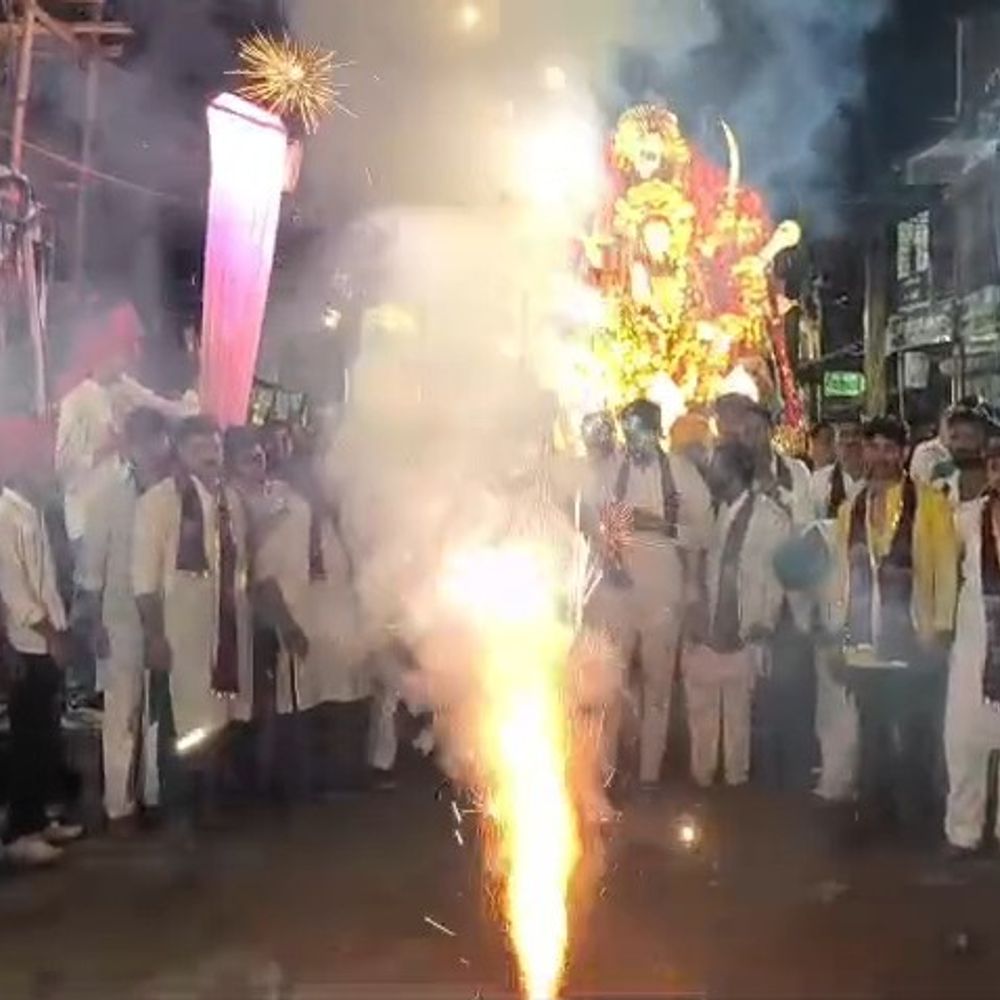 गोंडा में 500 से अधिक दुर्गा प्रतिमा विसर्जित:मोबाइल की रोशनी में विसर्जित की प्रतिमाएं, श्रद्धालुओं को हुई परेशानी