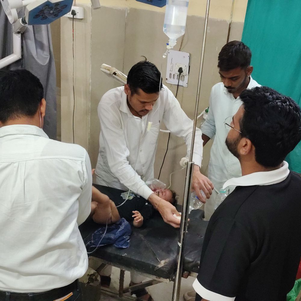 शाजापुर में बच्चे के गले में फंसी काजल की डिब्बी:जिला अस्पताल के डॉक्टरों ने लैरिंगोस्कोप से निकाली; आईसीयू में भर्ती