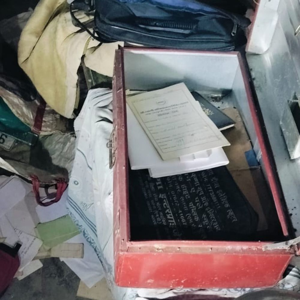 सतना में पीछे के रास्ते से घर में घुसे चोर:4 तोला सोने के जेवर, आधा किलो चांदी और अनाज की बोरियां चोरी