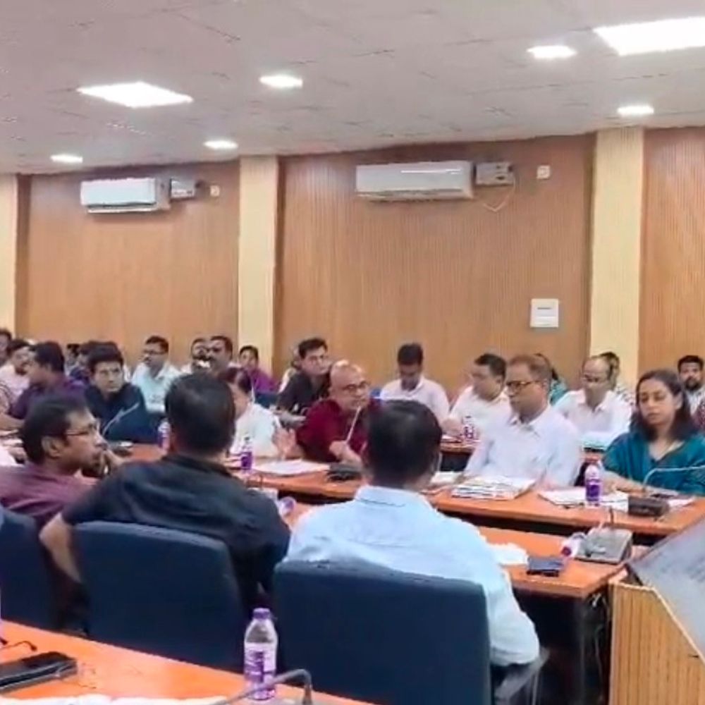 लंबित विकास कार्यों को जल्द पूरा करने का निर्देश:शेखपुरा DM ने जमीन ट्रांसफर पर अंचलाधिकारियों को जल्द कार्रवाई का दिया आदेश