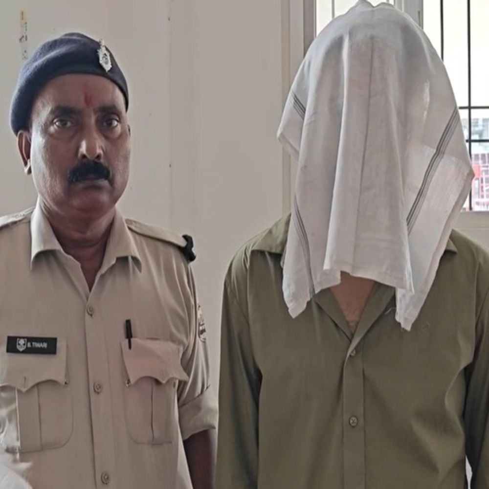 बीडीसी के बेटे पर यौन शोषण का आरोप:गर्लफ्रेंड बोली- निजी फोटो-वीडियो बनाकर ब्लैकमेल कर रहा, सोशल मीडिया अकाउंड हैक किया