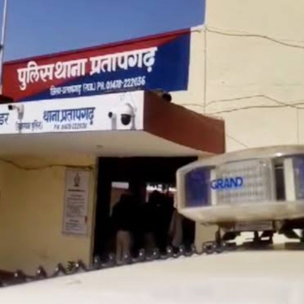 प्रतापगढ़ में गांजे के साथ दो आरोपी गिरफ्तार:पुलिस की गाड़ी देखकर भागा, पीछा कर पकड़ा