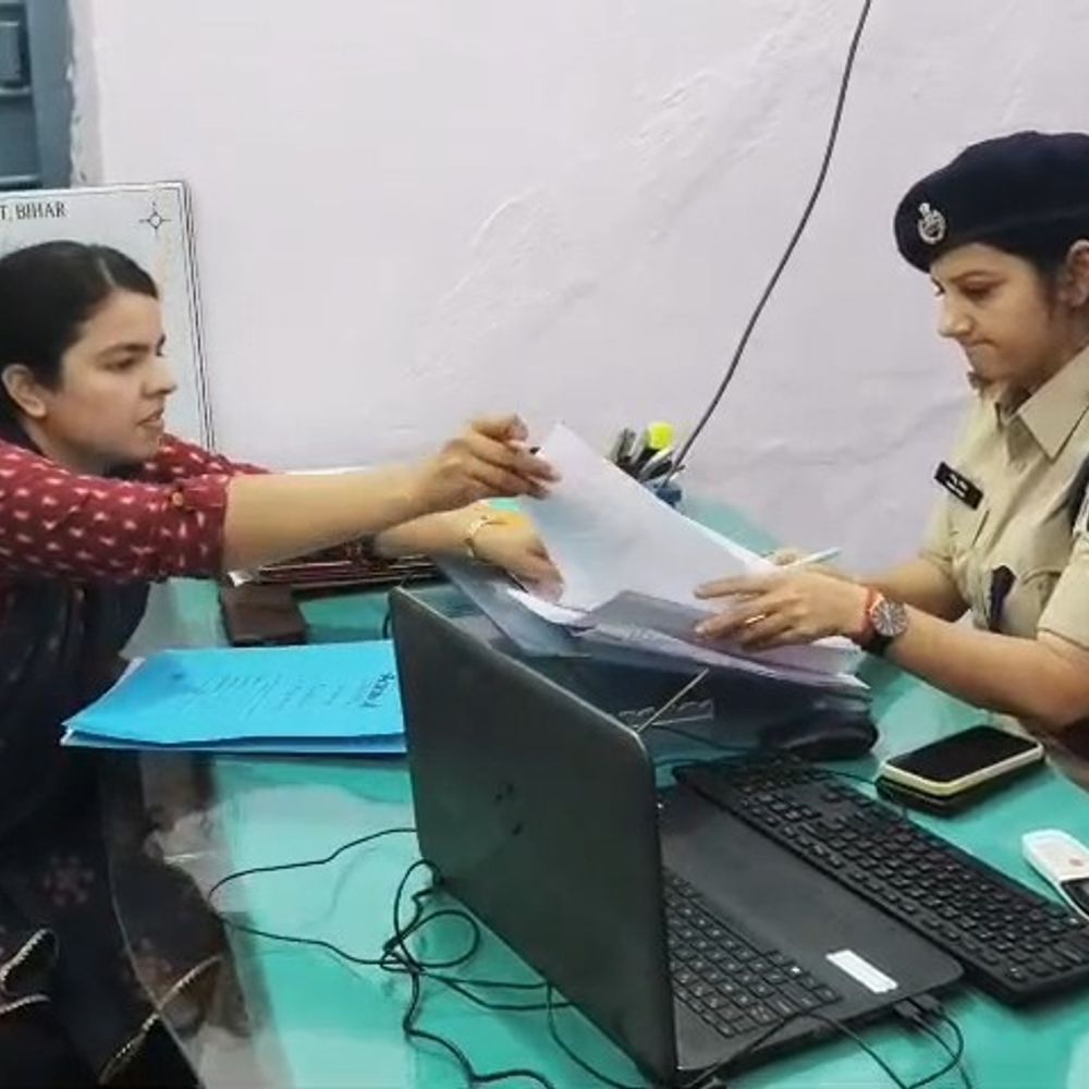 CSC संचालकों को साइबर ठगी का नया पैंतरा बताया:कैमूर में ग्राहक बनकर ठग पहले UPI पिन देखता है, फोन लेकर दूसरे खातों में करा देता है ट्रांजेक्शन