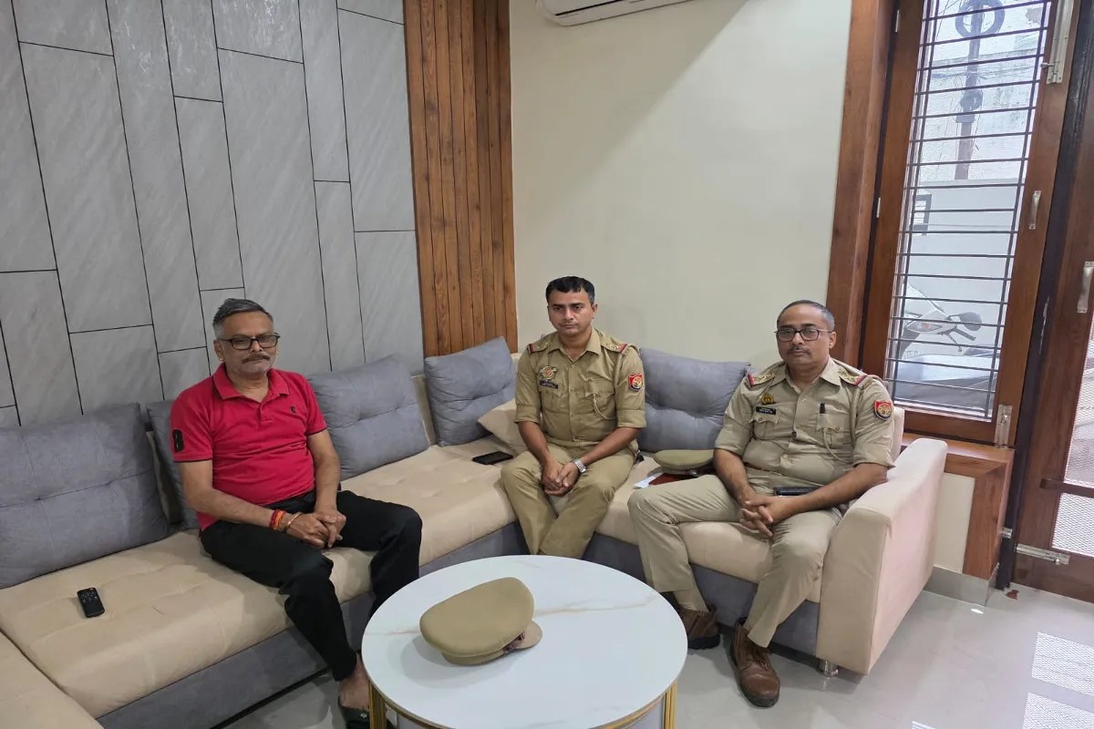 Amit Shah Lucknow Visit: एयरपोर्ट पर योगी का स्वागत वाला अंदाज, शहर में पुलिस का पहरा; अमित शाह के दौरे से पहले हाउस अरेस्ट