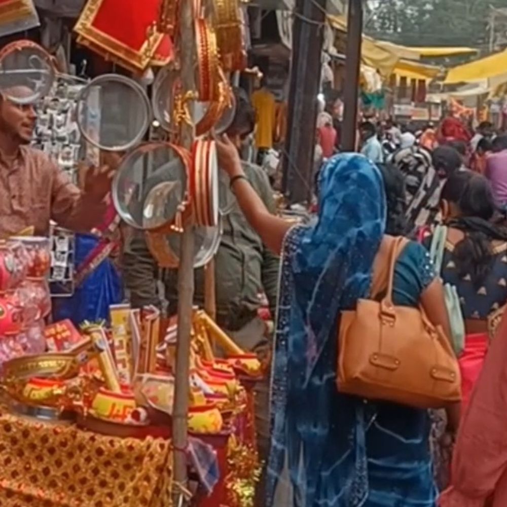 करवा चौथ के लिए बाजारों में महिलाओं की भीड़ उमड़ी:करवा, चलनी, दीपक और श्रृंगार सामग्री की दुकानों पर बढ़ी ग्राहकी