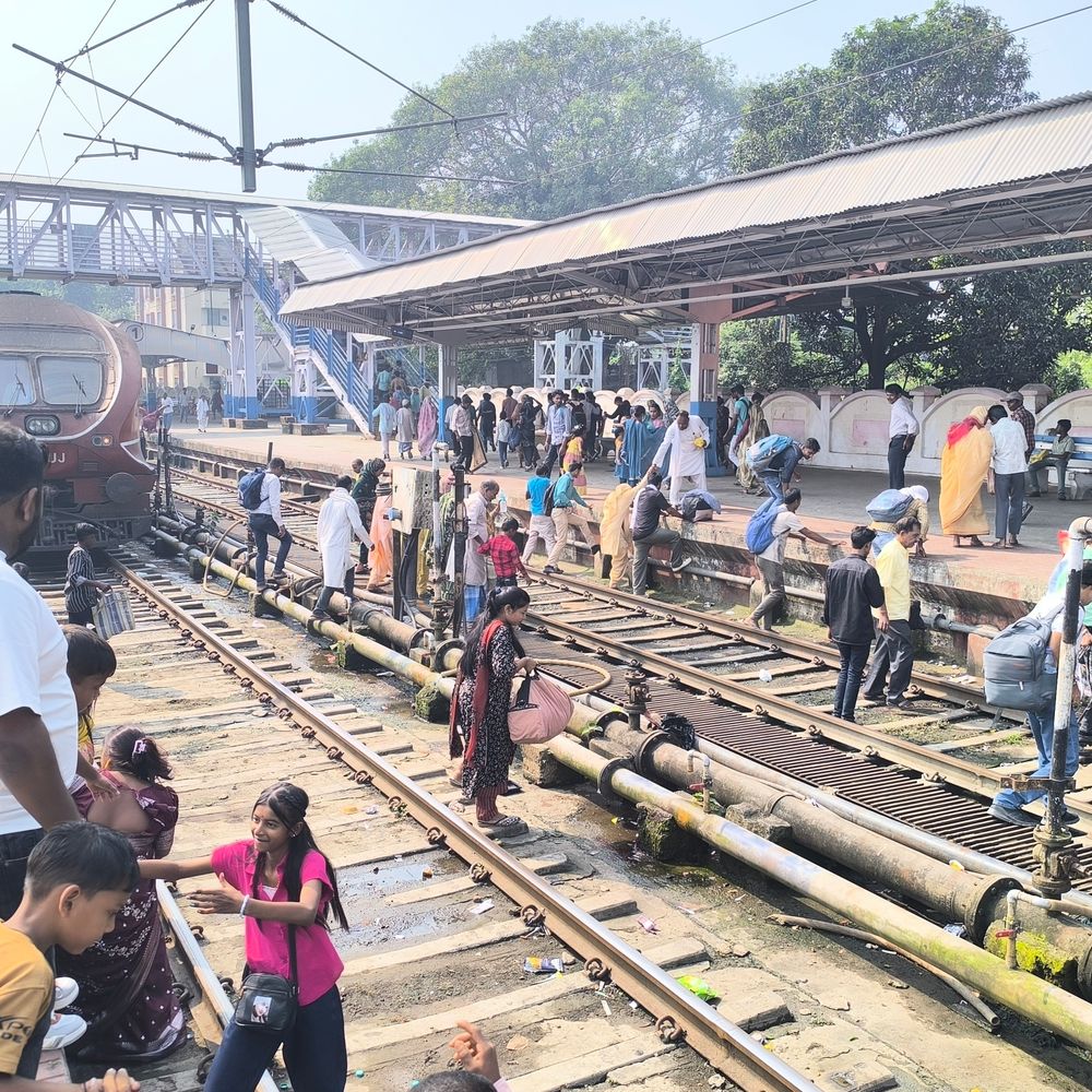 कटिहार जंक्शन पर फुटओवरब्रिज बंद, यात्री ट्रैक क्रॉस कर रहे:जोगबनी पैसेंजर के यात्री जान जोखिम में डालकर निकले, रेल प्रशासन मौजूद नहीं
