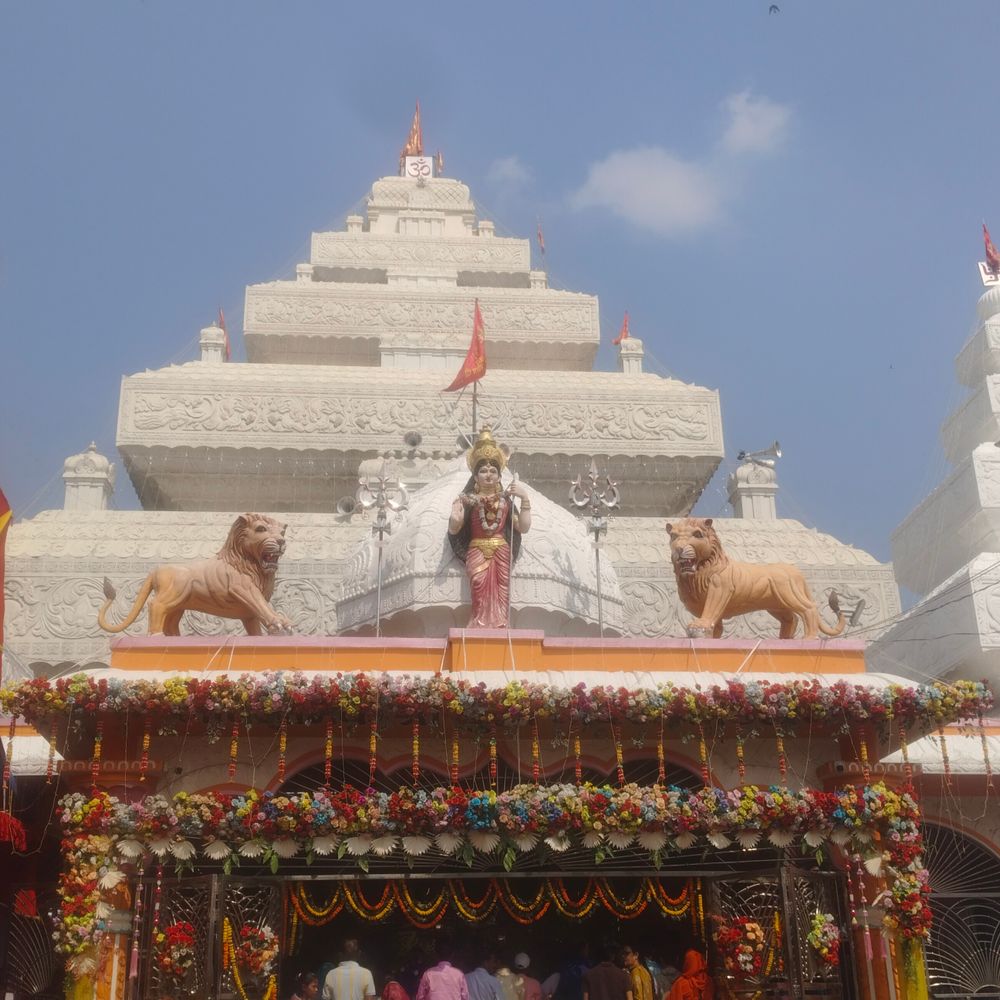 कटिहार के बड़ी दुर्गा मंदिर में हवन और कन्या पूजन:हजारों श्रद्धालुओं ने दी आहुति, गूंजे जयकारे