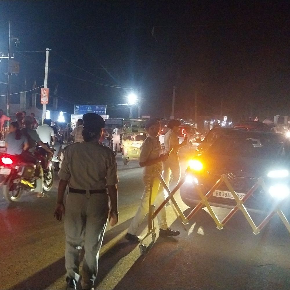 अररिया में पुलिस ने चलाया गाड़ी चेकिंग अभियान:दुर्गा पूजा को लेकर हेलमेट, सीट बेल्ट और लाइसेंस की हुई जांच; कई पर जुर्माना