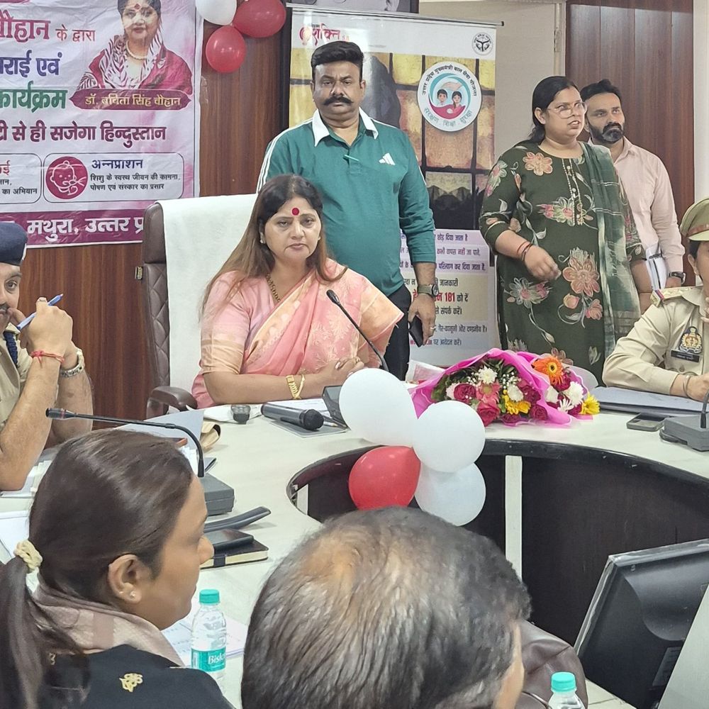 महिला आयोग अध्यक्ष ने नौ शिकायतें सुनीं:मथुरा में अधिकारियों को समय पर निस्तारण के निर्देश, शाम को स्वयं सहायता समूह की महिलाओं से किया संवाद