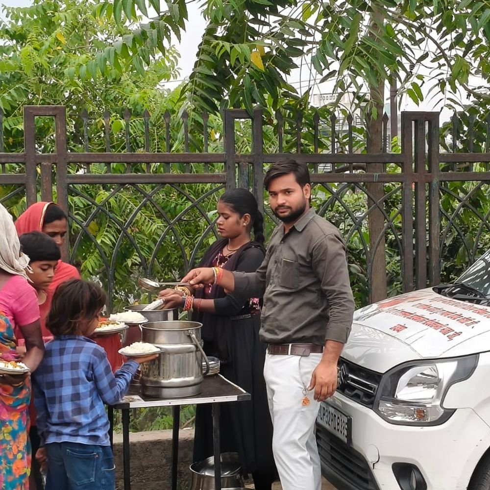 फैजुल्लागंज में बाढ़ पीड़ितों की मदद:चंदा रानी जैन ट्रस्ट ने 200 लोगों को निःशुल्क भोजन बांटा