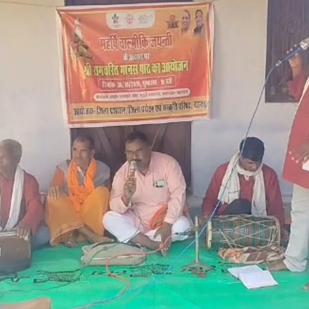 बहराइच में वाल्मीकि जयंती समारोह:मंदिरों में गूंजे पावन भजन कीर्तन, दीप प्रज्ज्वलन कर दिया मानवीय संदेश