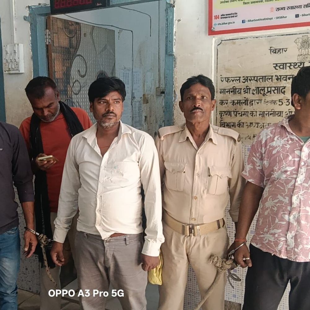बांका में मंदिर से डेढ़ किलो चांदी-10 ग्राम सोना चोरी:4 गिरफ्तार, 3 आभूषण दुकानदारों पर गहने खरीदने का आरोप, 2 नाबालिगों से पूछताछ