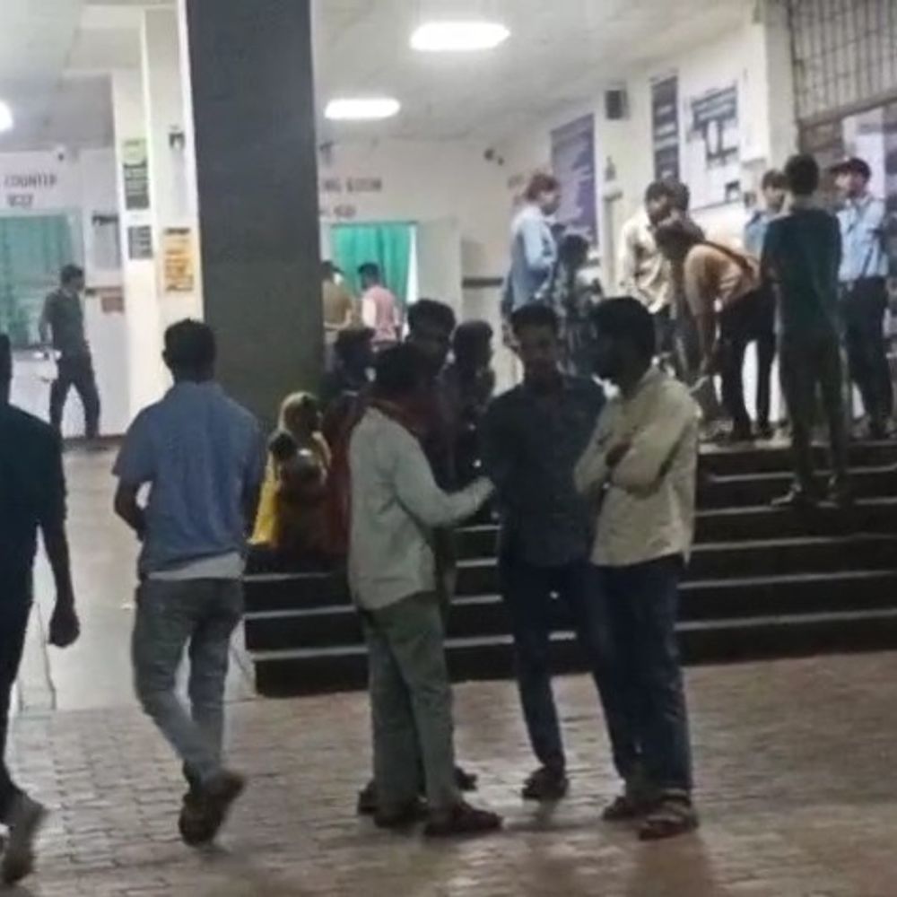 विदिशा में कार ने बाइक सवार परिवार को टक्कर मारी:नवरात्रि झांकी देखकर लौट रहे 7 लोग घायल, कार चालक फरार