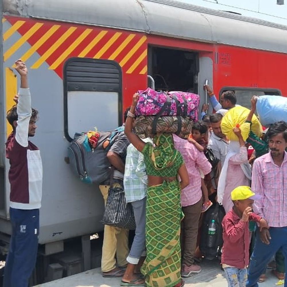 ट्रेनों में 250 के पार वेटिंग, त्योहार पर लौटना मुश्किल:अकबरपुर से गुजरने वाली ट्रेनों में 30 नवंबर तक नो-रूम, 25 अक्टूबर से 98 अतिरिक्त बसें चलाने की तैयारी