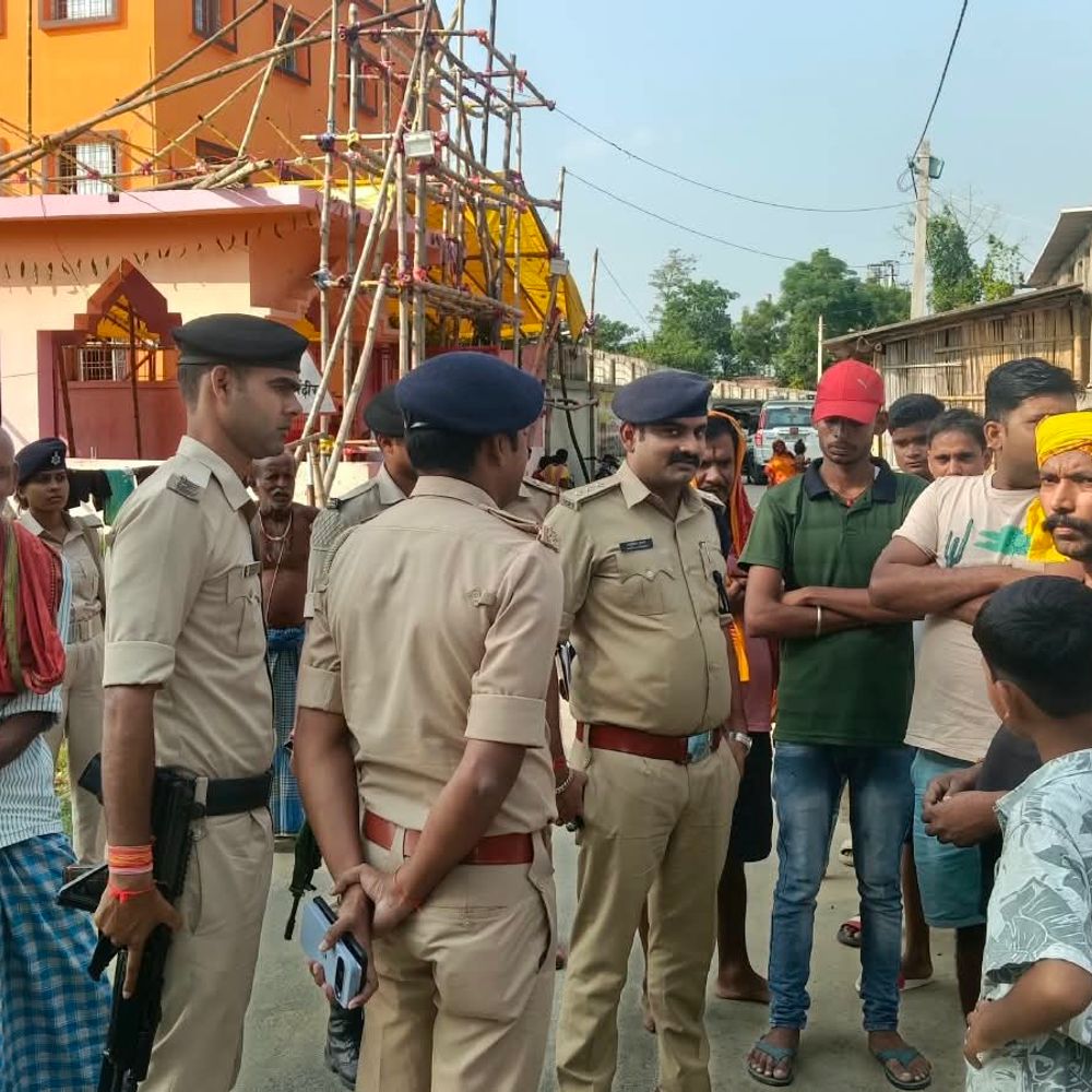 शिवहर-दुर्गा पूजा को लेकर पुलिस अलर्ट:SDPO ने पंडालों का लिया जायजा, कानून-व्यवस्था और श्रद्धालुओं की सुरक्षा पर जोर
