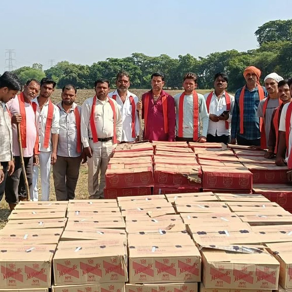 खेत में खड़ी पिकअप से 200 पेटी अवैध शराब जब्त:भगवती मानव कल्याण संगठन की सूचना पर पुलिस का एक्शन, आरोपियों की तलाश जारी